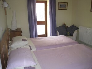 3 bedrooms, iron/ironing board, travel crib, free WiFi - Converted barn. Shared pool, tennis, snooker, games, golf, grounds. South Devon (Sherford, Kingsbridge)