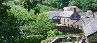 Converted barn. Shared pool, tennis, snooker, games, golf, grounds. South Devon