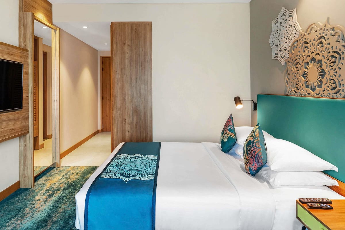 Premium bedding, minibar, in-room safe, desk