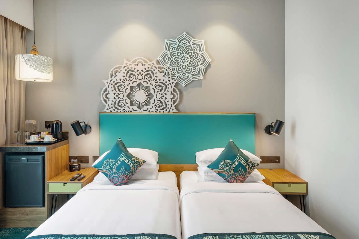 Luxe beddengoed, een minibar, een kluis op de kamer, een bureau