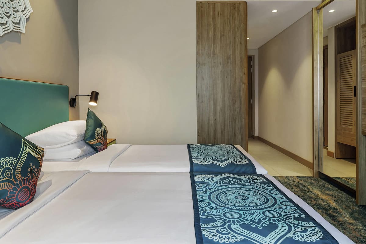 Roupas de cama premium, frigobar, cofres nos quartos, escrivaninha