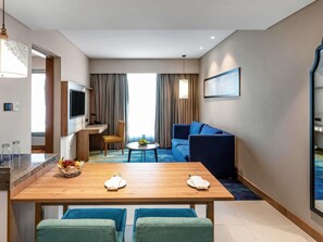 Junior suite, 1 queensize bed | Luxe beddengoed, een minibar, een kluis op de kamer, een bureau