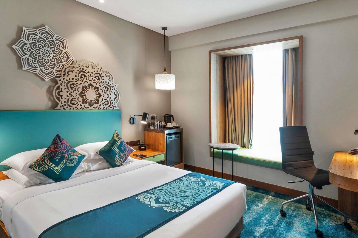 Superior kamer, 1 queensize bed | Luxe beddengoed, een minibar, een kluis op de kamer, een bureau