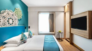 Junior suite, 1 queensize bed | Luxe beddengoed, een minibar, een kluis op de kamer, een bureau
