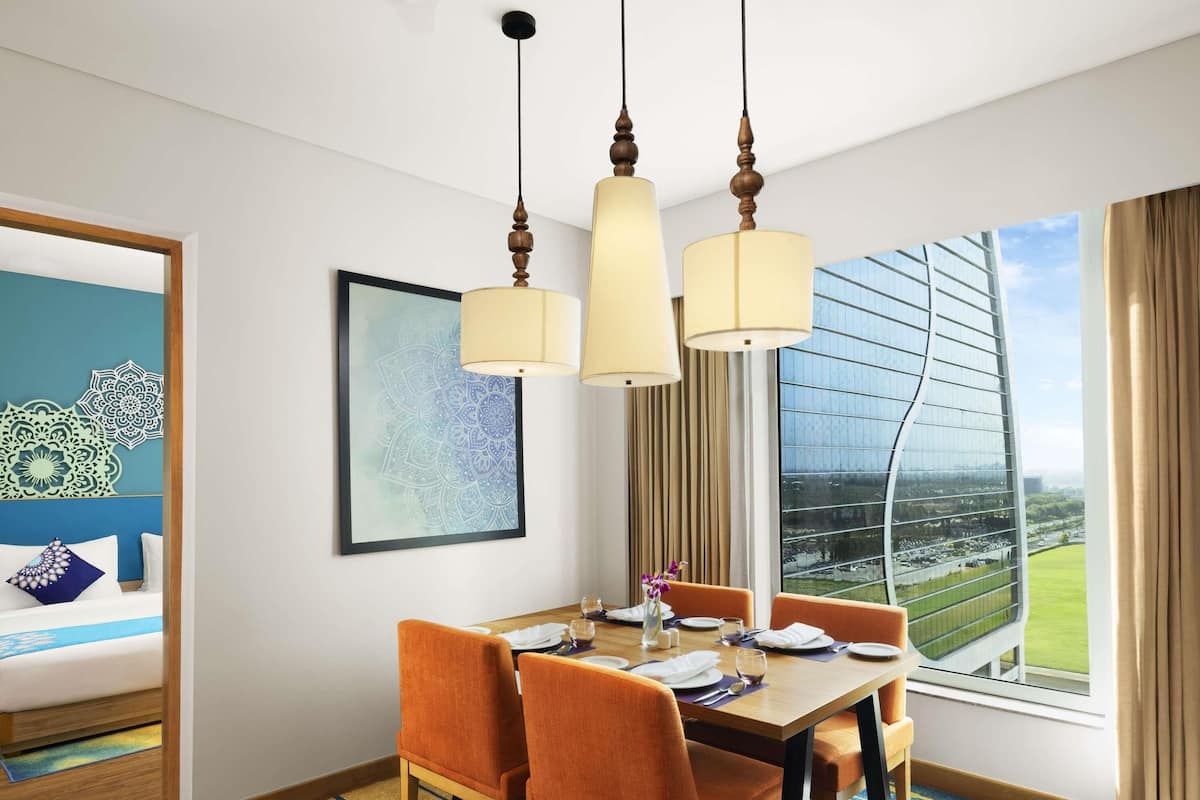 Executive-Suite, 1 Doppelbett | Hochwertige Bettwaren, Minibar, Zimmersafe, Schreibtisch