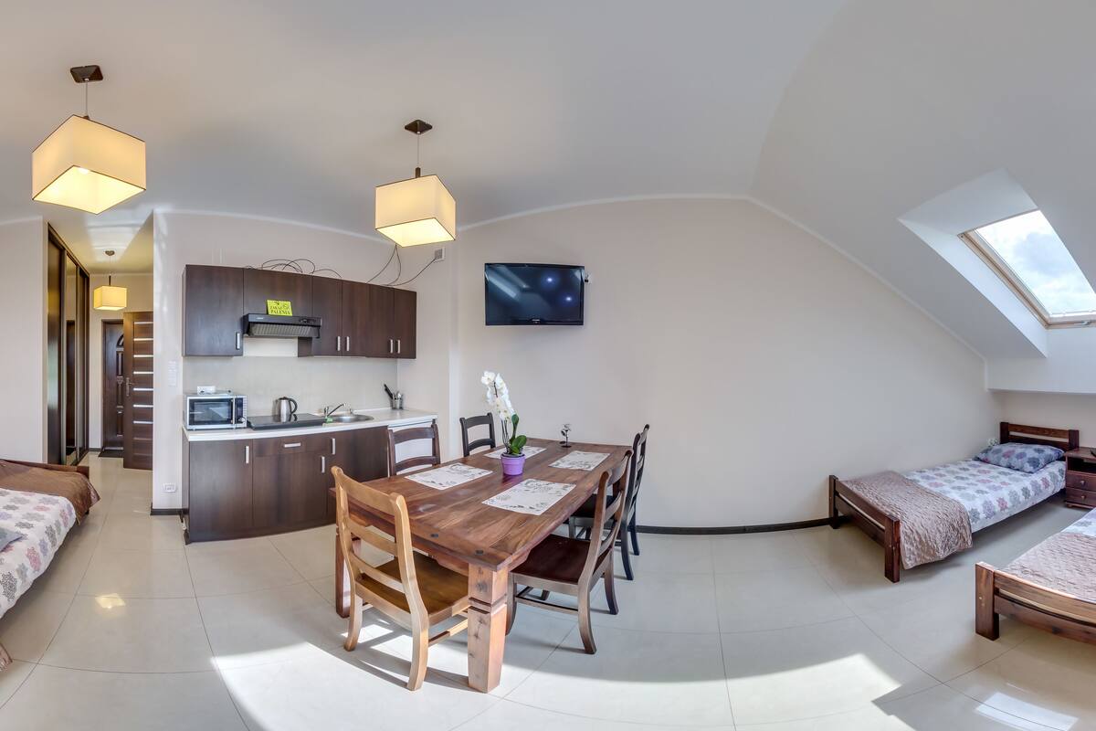 Apartemen, balkon | Tirai kedap cahaya, setrika/meja setrika, Wi-Fi gratis, dan seprai linen