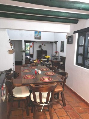 Family House ((8 rooms)) | Shared kitchen | Fridge, microwave, oven, coffee/tea maker