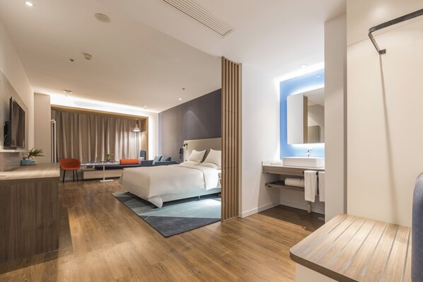 Premium bedding, down duvets, pillow-top beds, in-room safe - Holiday Inn Express Xi'An West by IHG (Xi'an)