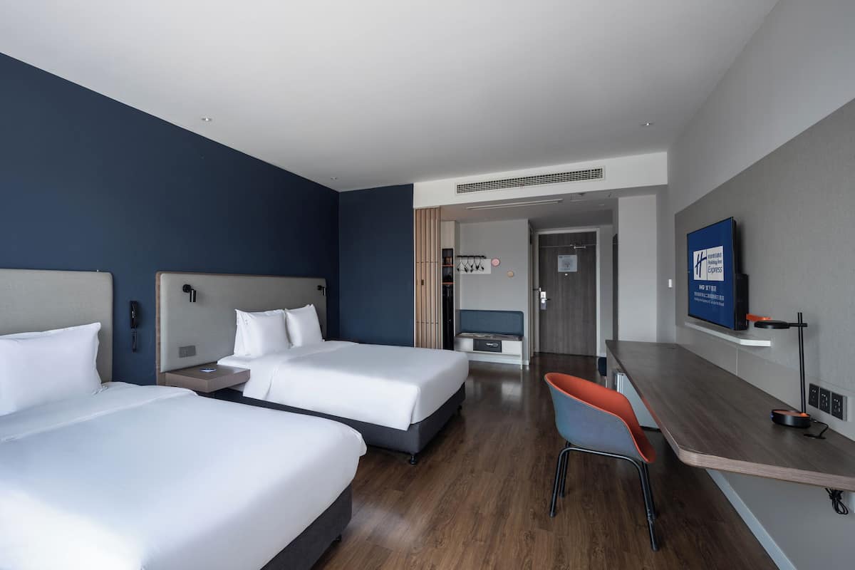 Habitación Premium, varias camas, vista a la ciudad (Extra Floor Space) | Ropa de cama de alta calidad, edredón y camas con pillow-top