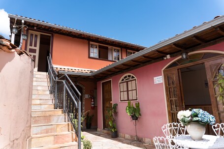 Fachada de la propiedad por la tarde o noche