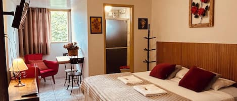 Comfort-Doppelzimmer | Verdunkelungsvorhänge, kostenloses WLAN, Bettwäsche