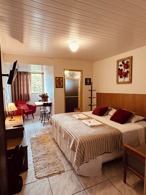 Chambre Confort double | Rideaux d’obscurcissement, accès au Wi-Fi (inclus), literie fournie