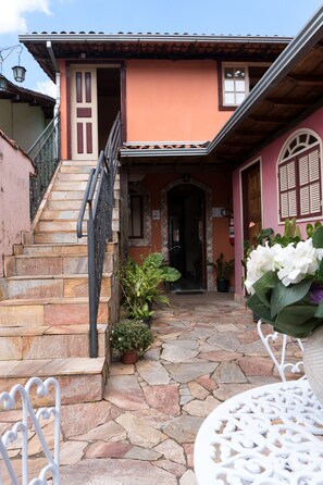 Fassade der Unterkunft – Abend/Nacht