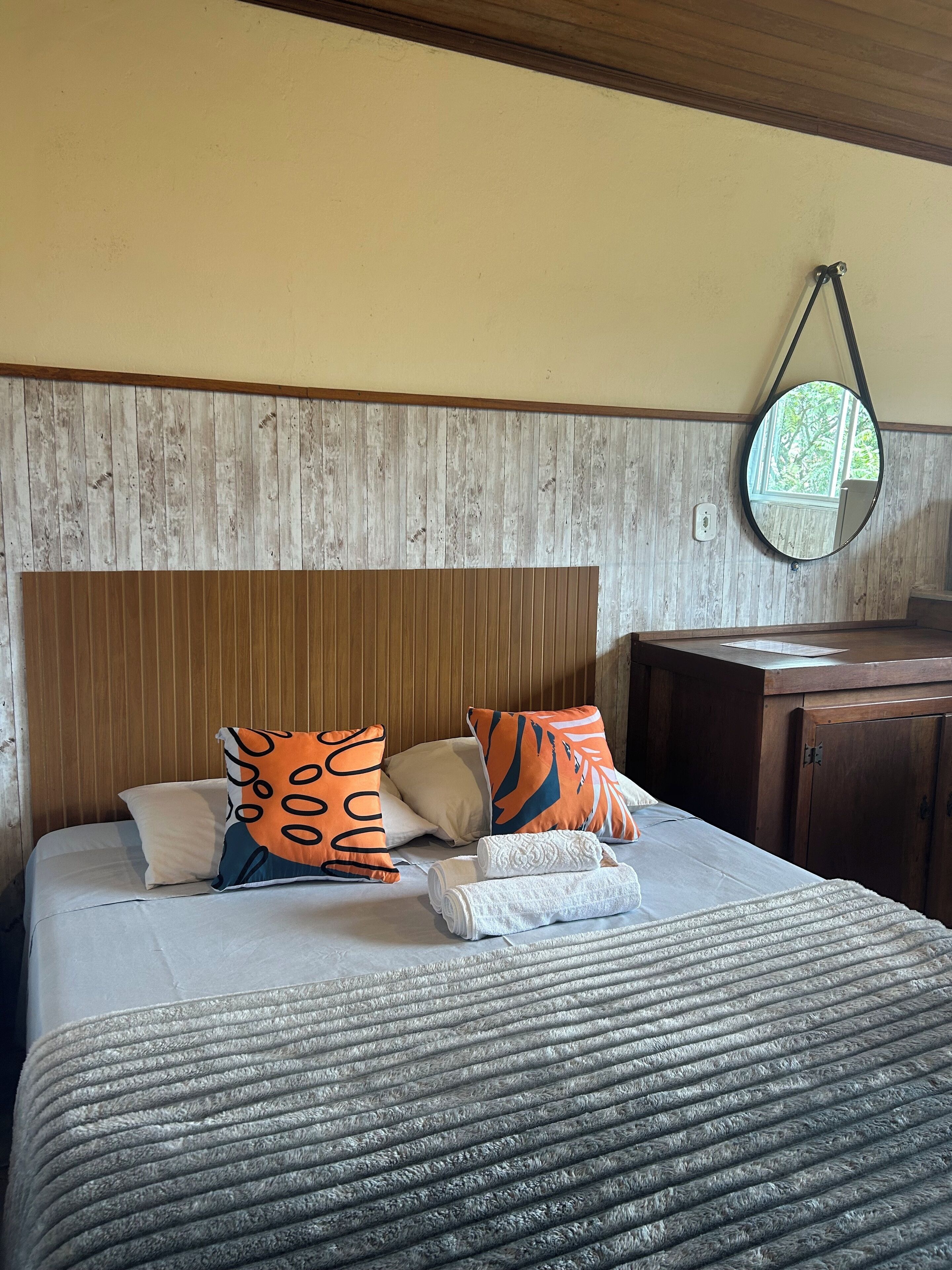 Verduisterende gordijnen, gratis wifi, beddengoed