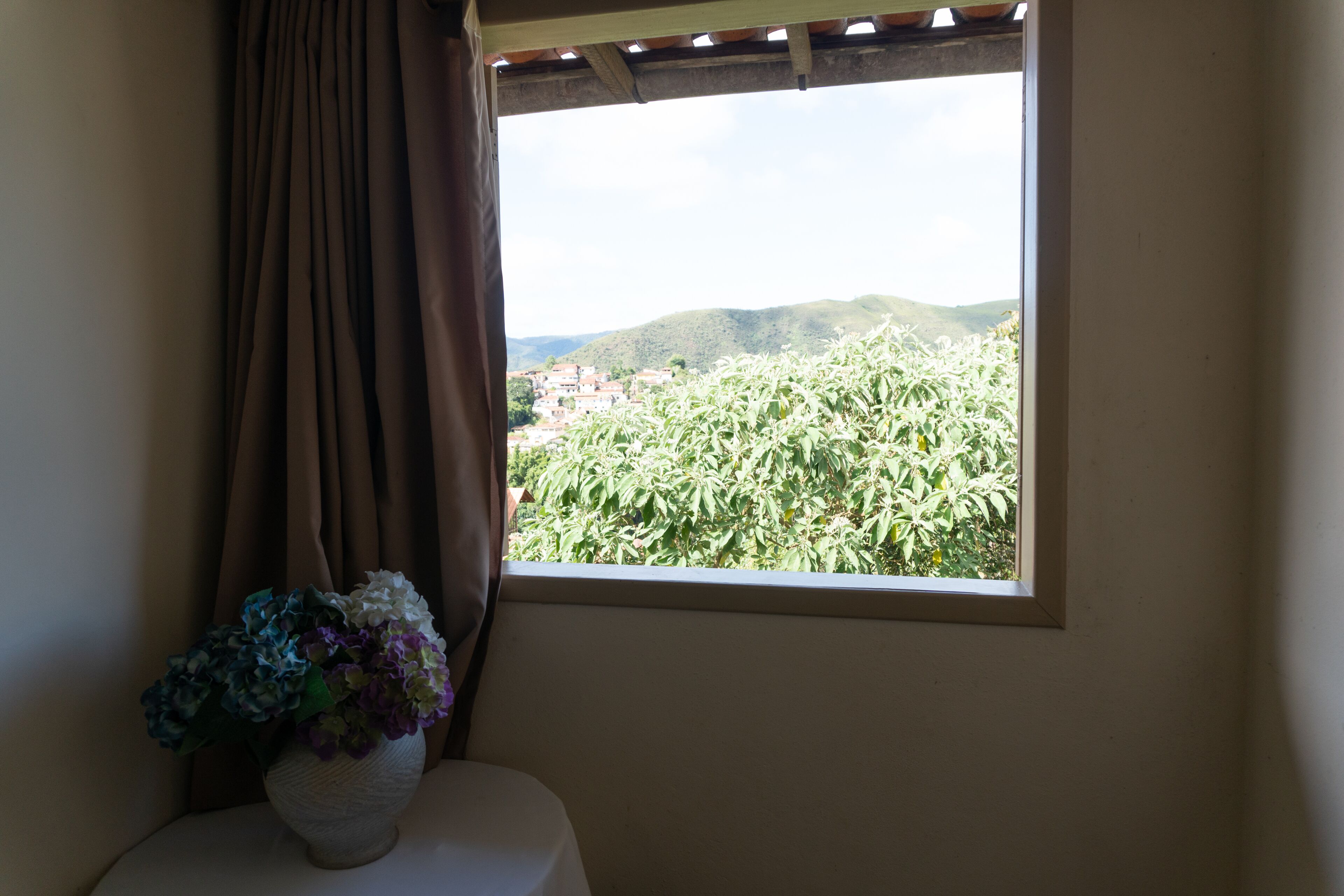 Cortinas blackout, Wi-Fi de cortesia, roupa de cama