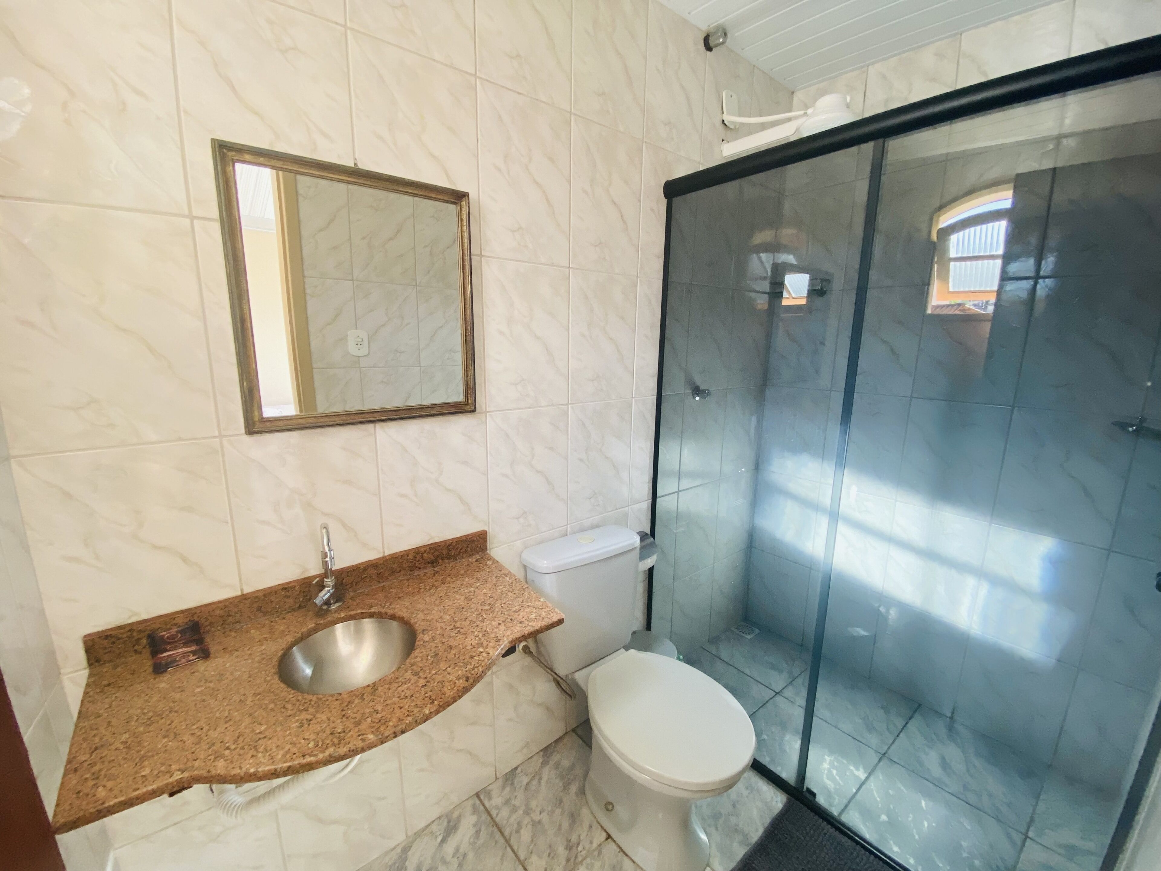 Family Room | Bathroom | Shower, free toiletries, towels