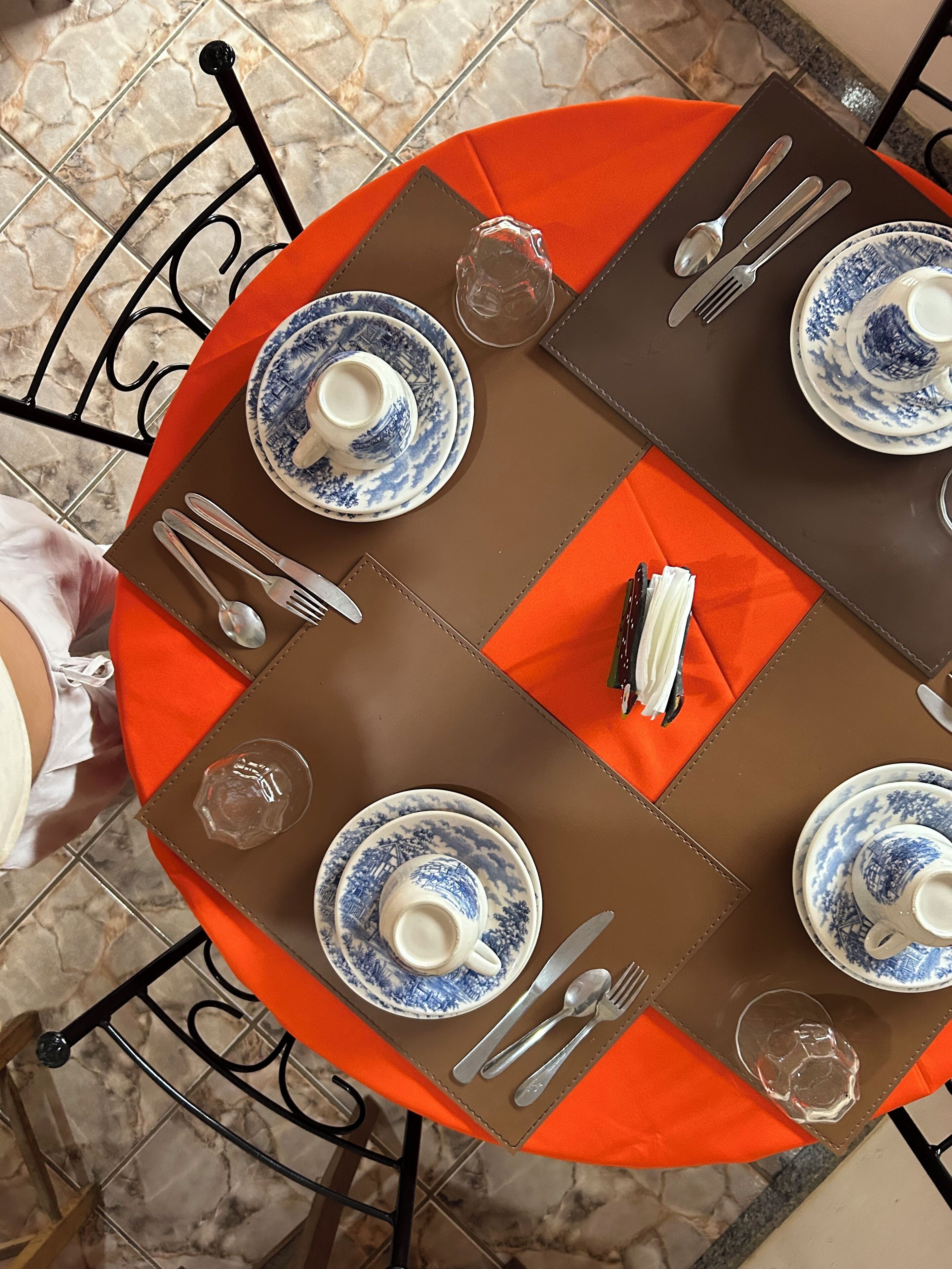 Tägliches inbegriffenes kontinentales Frühstück