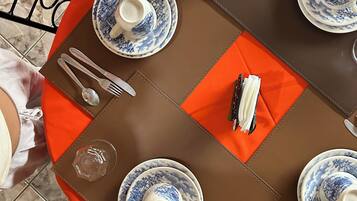 Tägliches inbegriffenes kontinentales Frühstück