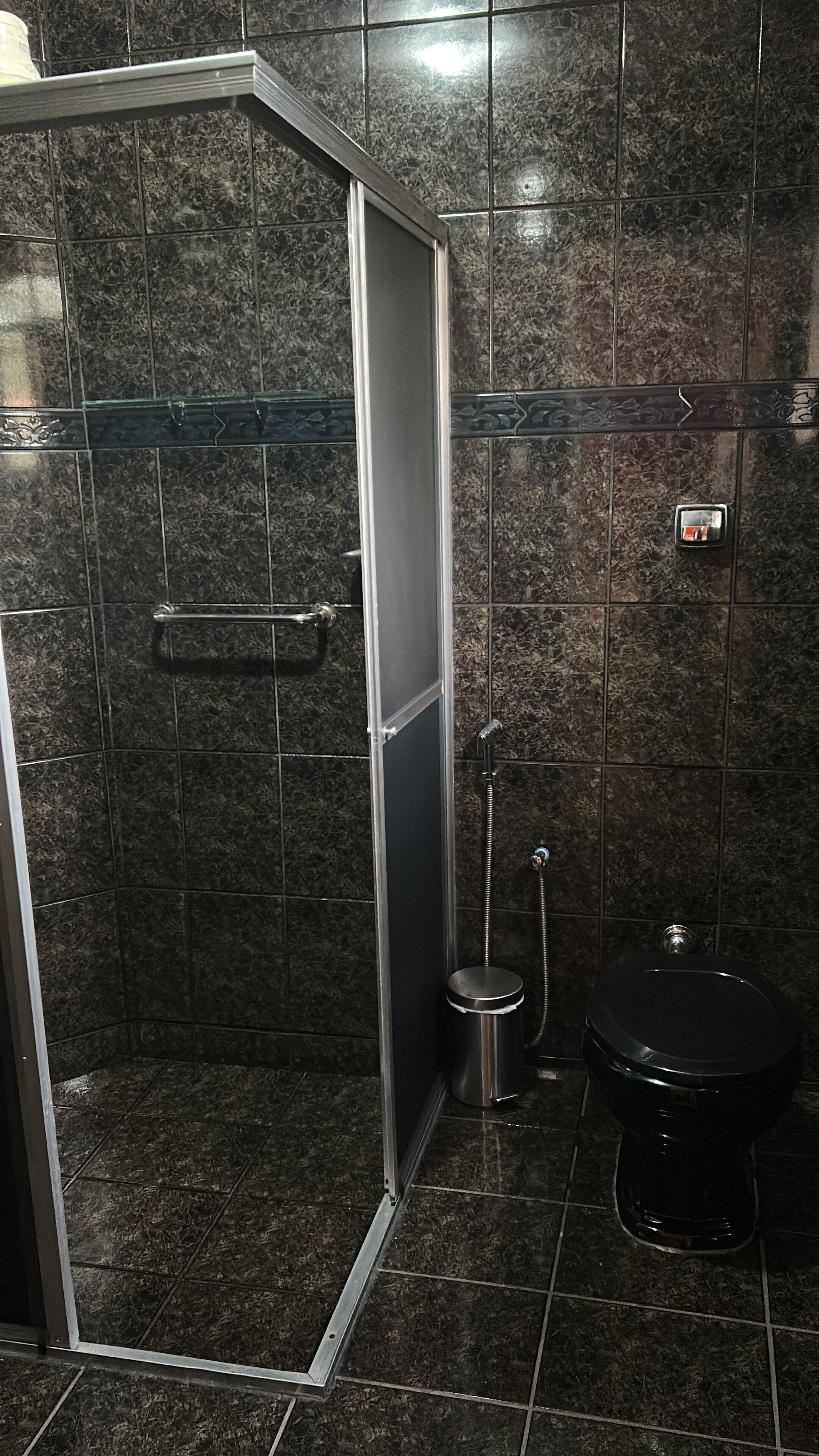 Familienzimmer | Badezimmer | Dusche, kostenlose Toilettenartikel, Handtücher