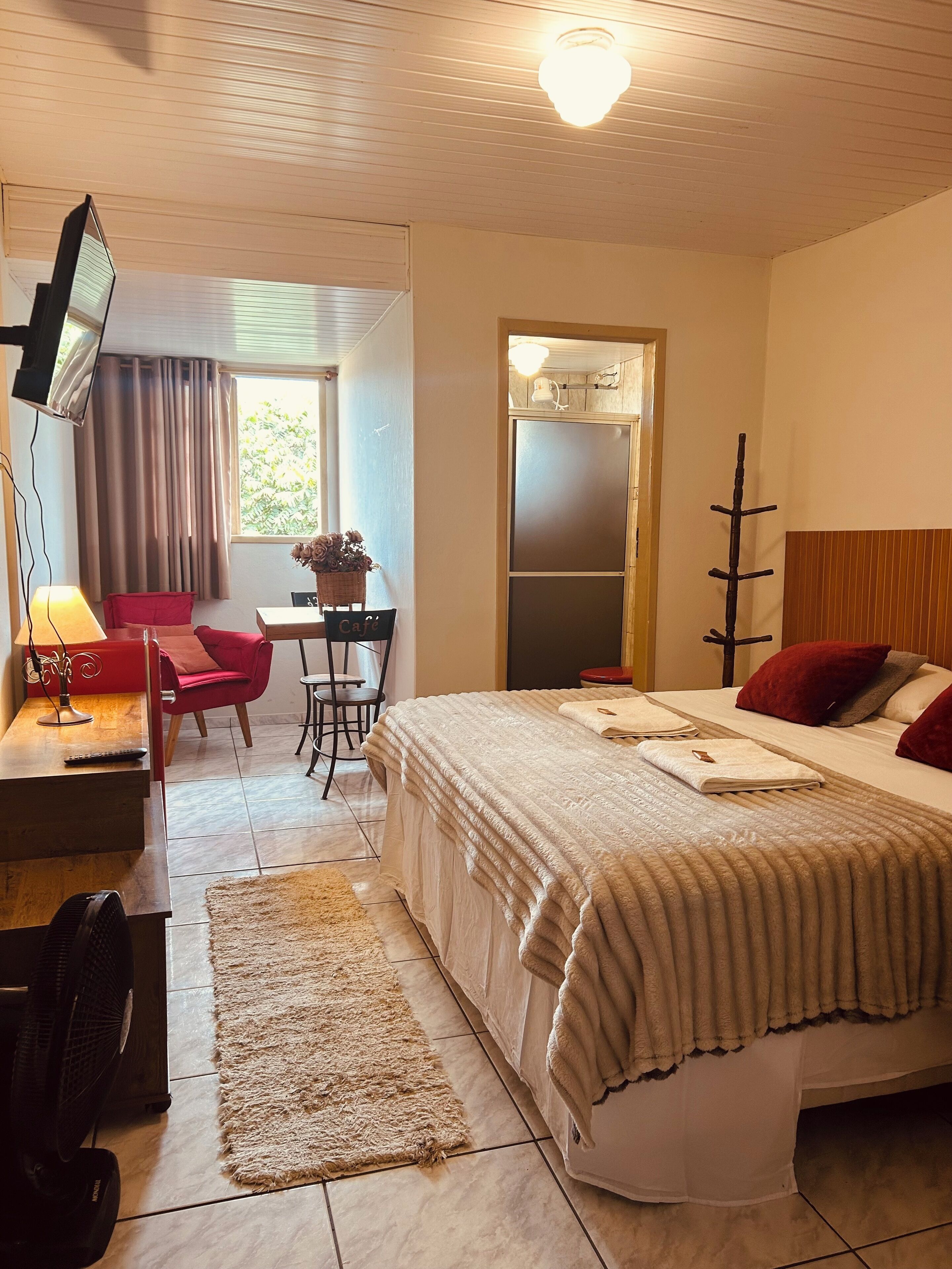 Cortinas blackout, wifi gratis y ropa de cama 