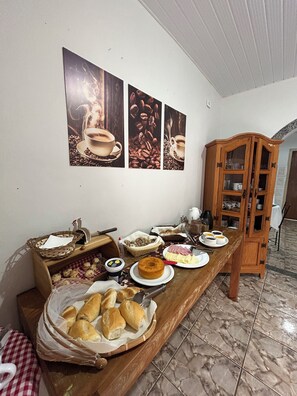 Free daily continental breakfast  - Hospedaria Vila Rica (Ouro Preto)