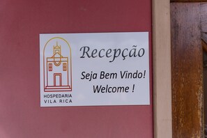 Voorkant accommodatie - avond/nacht