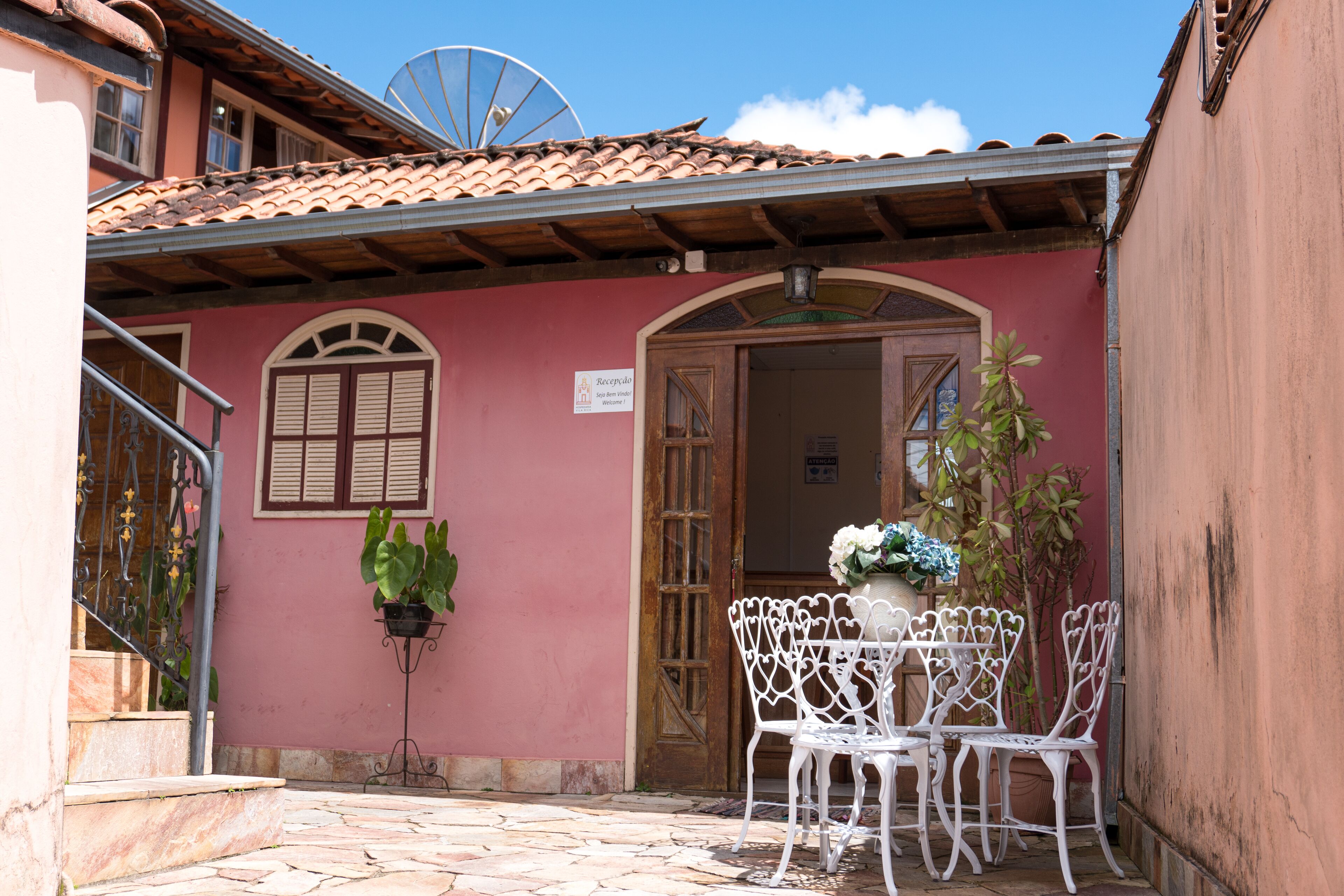 واجهة المنشأة - في المساء/الليل