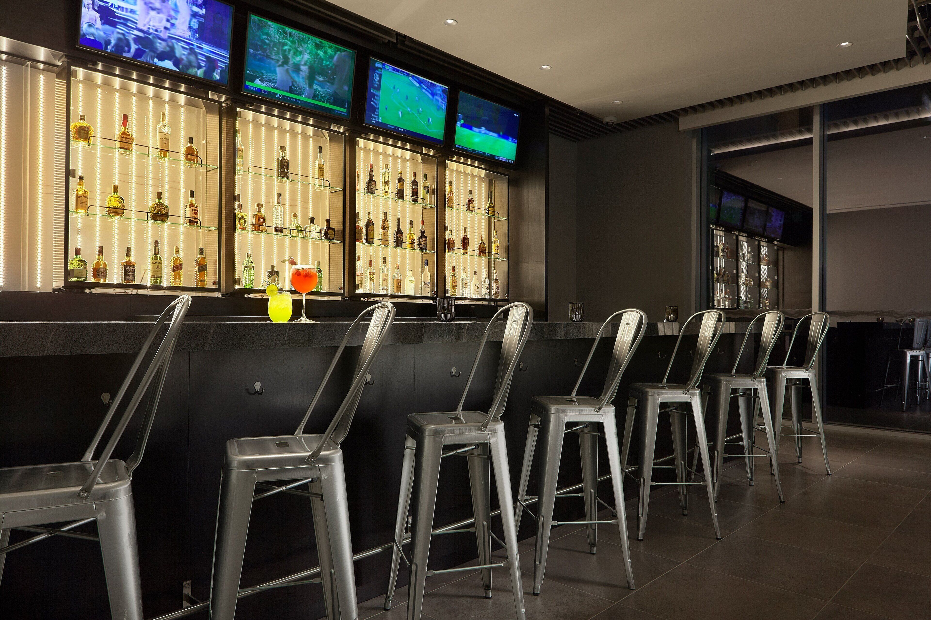 breakfast, dinner, brunch served; international cuisine