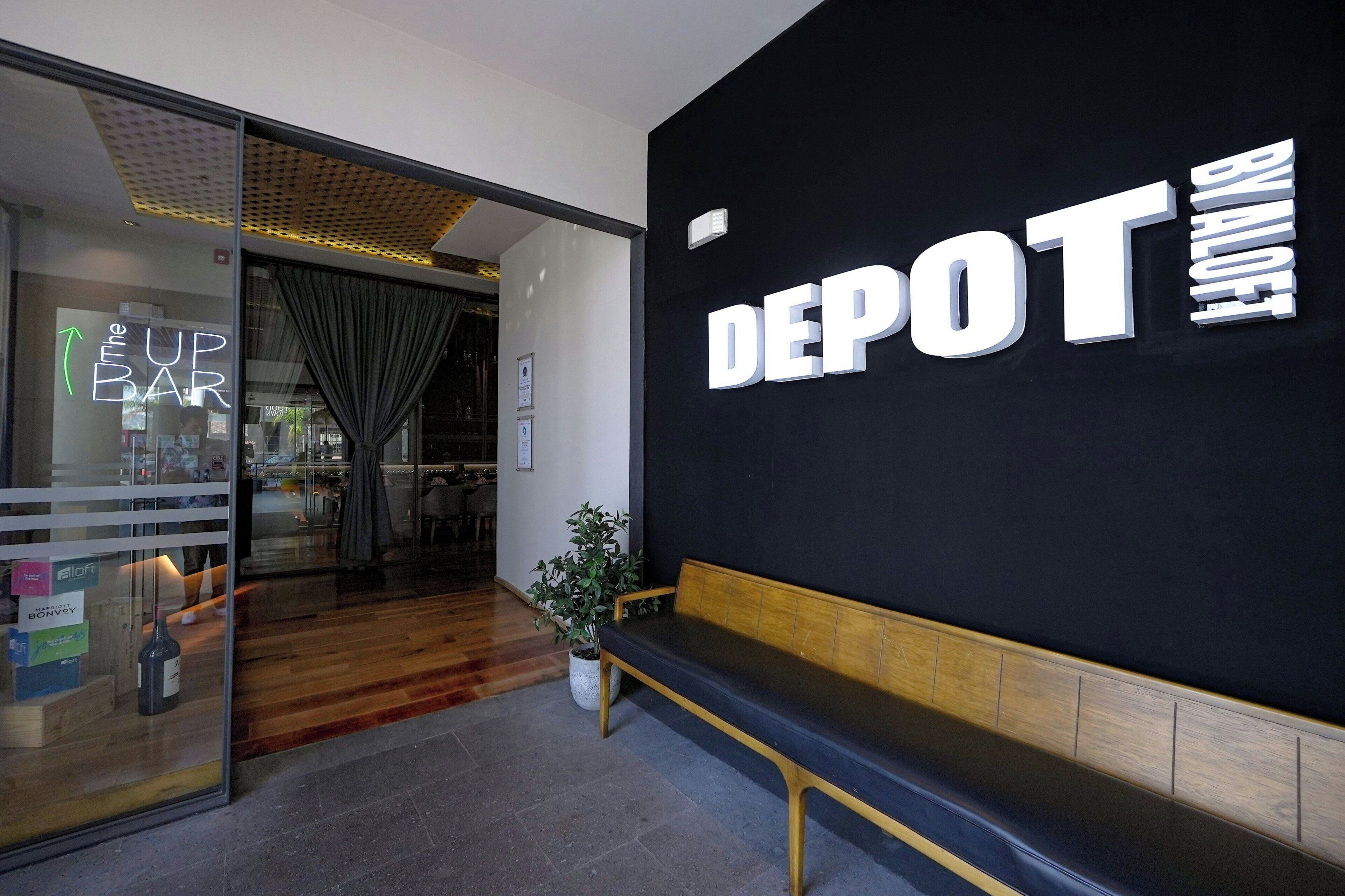 breakfast, dinner, brunch served; international cuisine