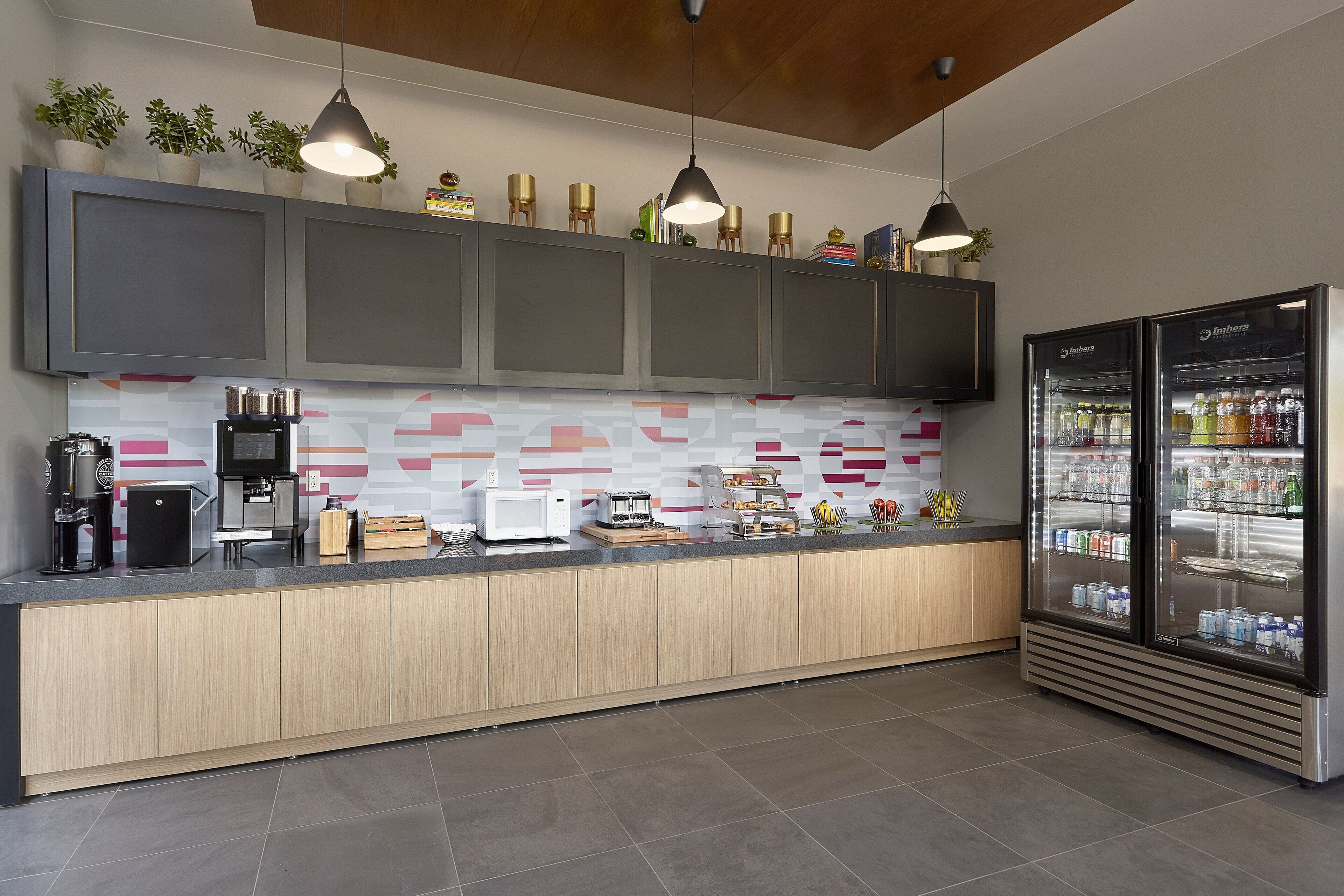 breakfast, dinner, brunch served; international cuisine