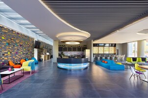 2 bars/lounges