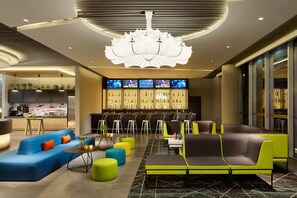 Breakfast, dinner, brunch served; international cuisine - Aloft Queretaro (Querétaro)