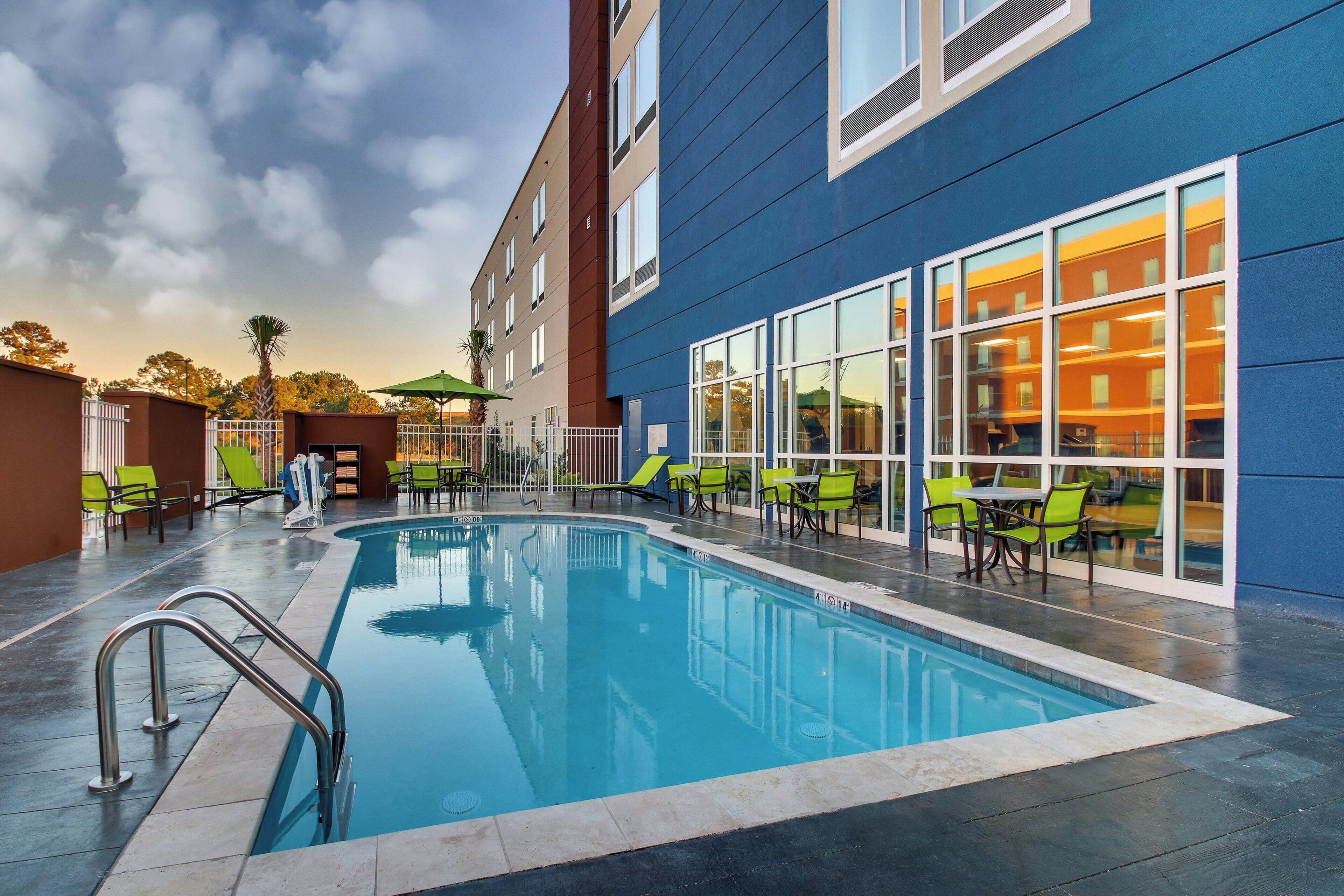 季節性室外泳池；10:00 至 22:00 開放；泳池傘