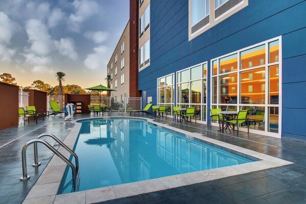 Alberca al aire libre por temporada y sombrillas en la alberca 