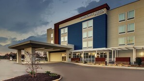 Un hôtel doté d’une façade moderne, de grandes fenêtres et d’une entrée abritée.
