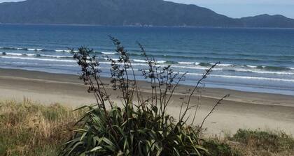 Wonderful ocean-view holiday house 1 back from beach