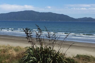 Wonderful ocean-view holiday house 1 back from beach