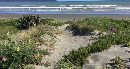 Wonderful ocean-view holiday house 1 back from beach