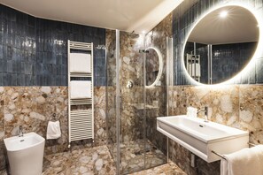 Camera Classic Single | Bathroom | Bathtub, slippers, towels - Casa d'Este - Hotel Ferrara (Ferrara)