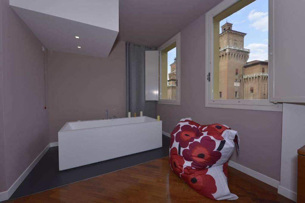 Romantic Suite | Minibar, caja fuerte, escritorio y cortinas opacas