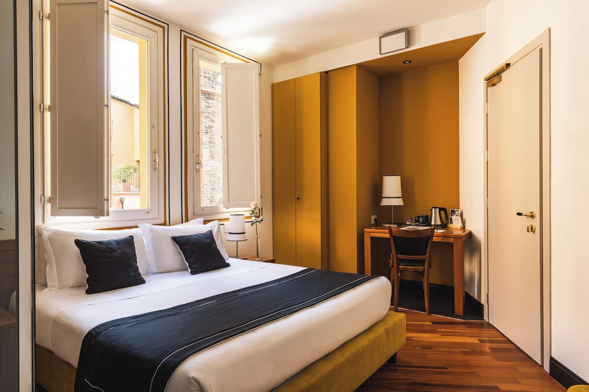 Comfort kamer | 1 slaapkamer, een minibar, een kluis op de kamer, een bureau