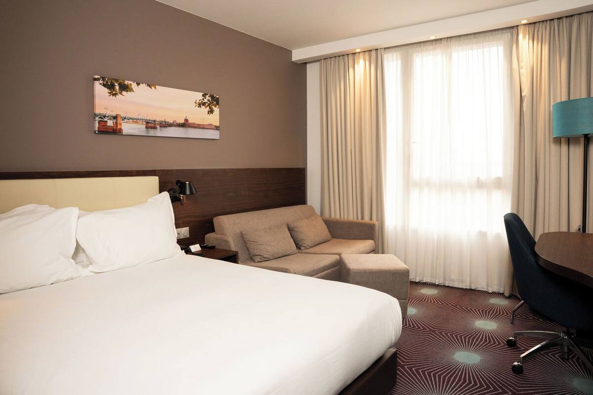 Kamar Standar, 1 Tempat Tidur Queen dengan tempat tidur Sofa, AC (+ Sofa) | Seprai premium, brankas, meja kerja, dan ruang kerja ramah laptop