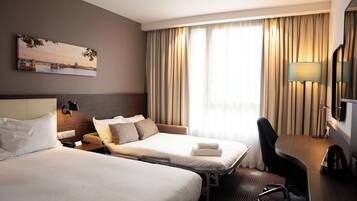 Standaard kamer, 1 queensize bed met slaapbank, airconditioning (+ Sofa) | Luxe beddengoed, een kluis op de kamer, individueel gedecoreerd