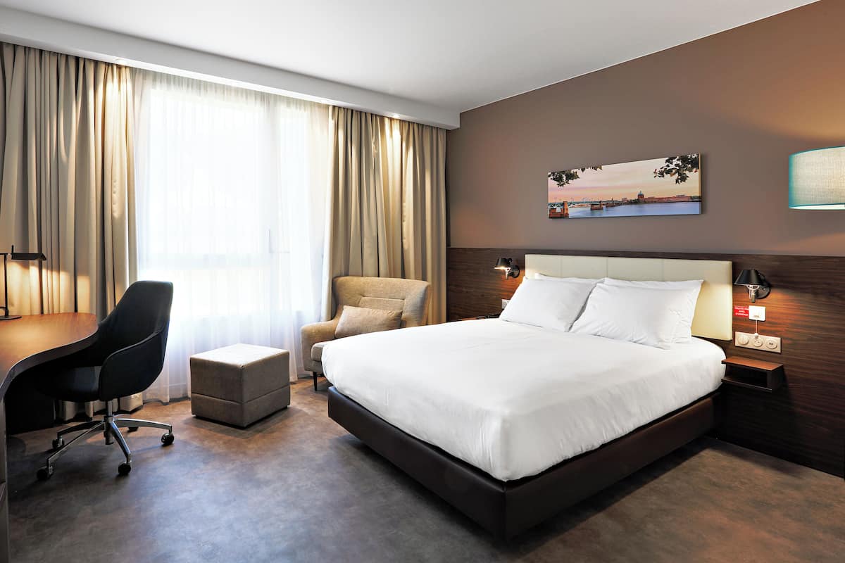 Kamar Premium, 1 Tempat Tidur Queen, lemari es | Seprai premium, brankas, meja kerja, dan ruang kerja ramah laptop