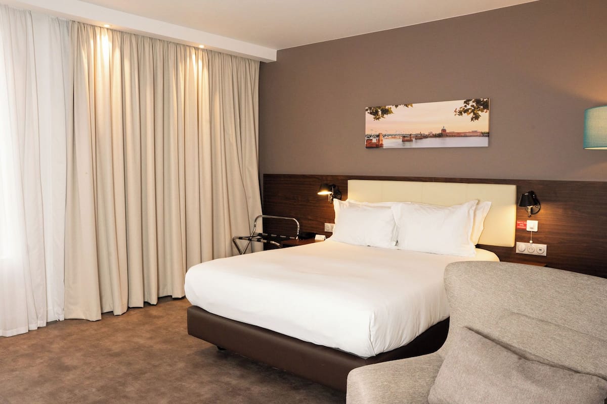 Habitación, 1 cama Queen size (Accessible) | Ropa de cama de alta calidad y caja de seguridad en la habitación