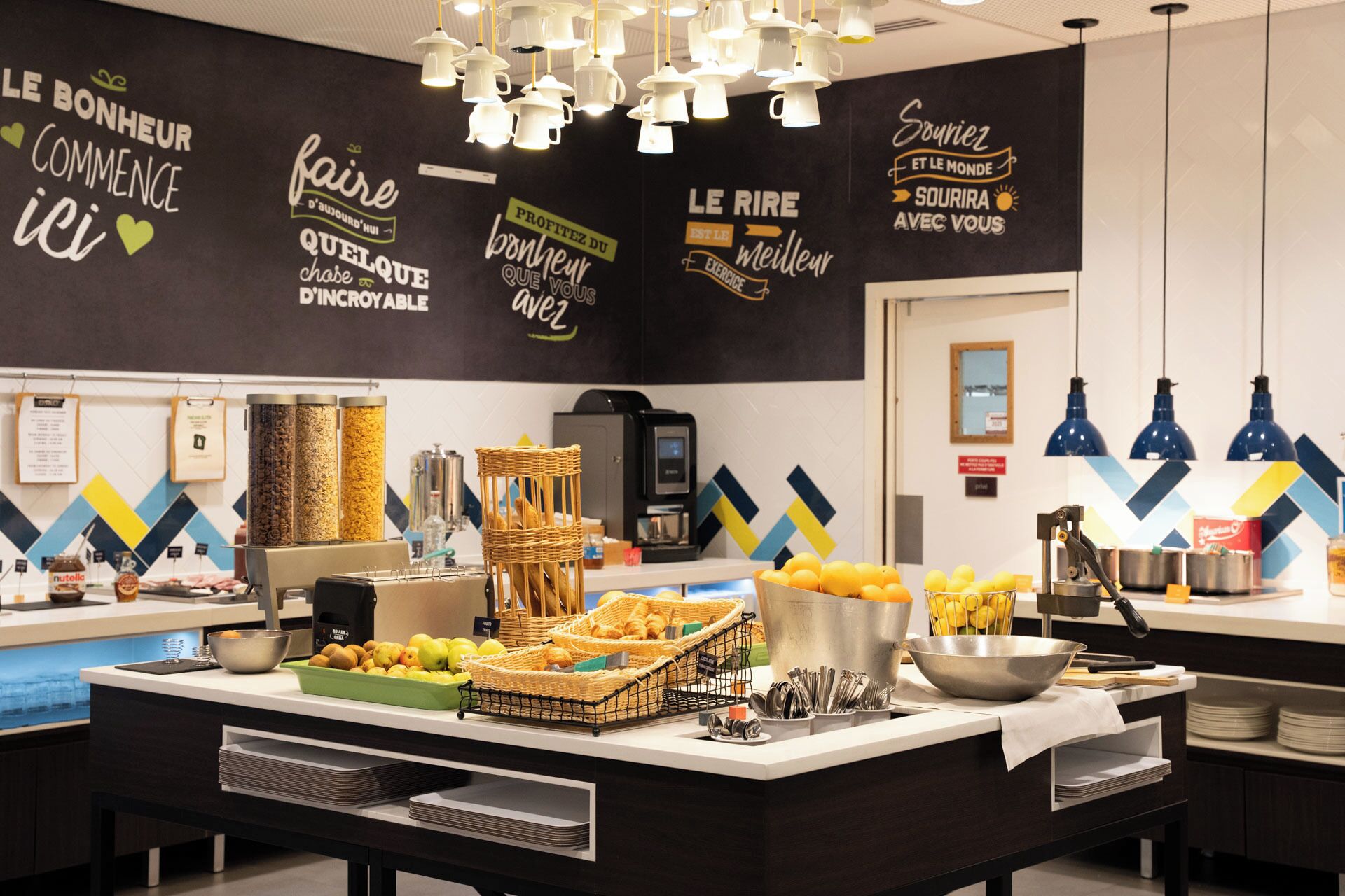 Petit déjeuner buffet (18 EUR par personne)