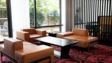 Een 42-inch lcd-televisie met kabelzenders, televisie en betaalfilms