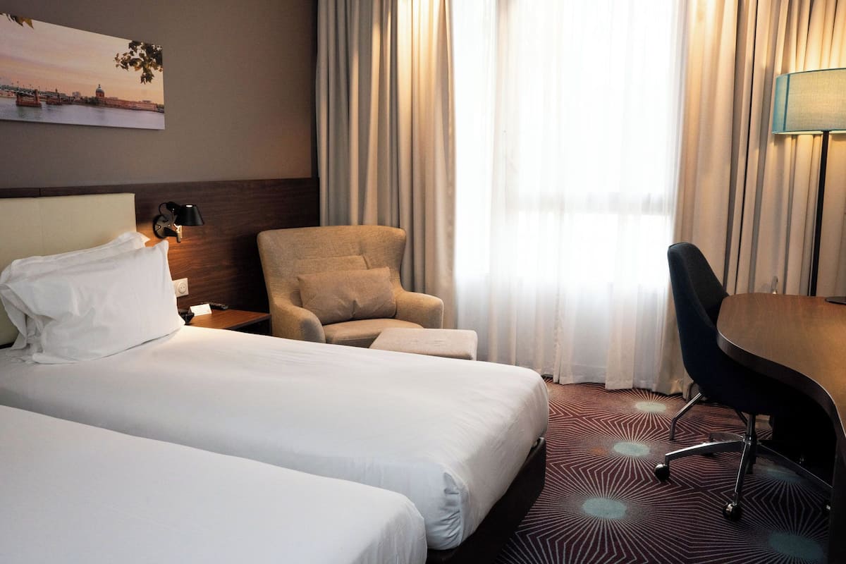 Kamar Twin | Seprai premium, brankas, meja kerja, dan ruang kerja ramah laptop