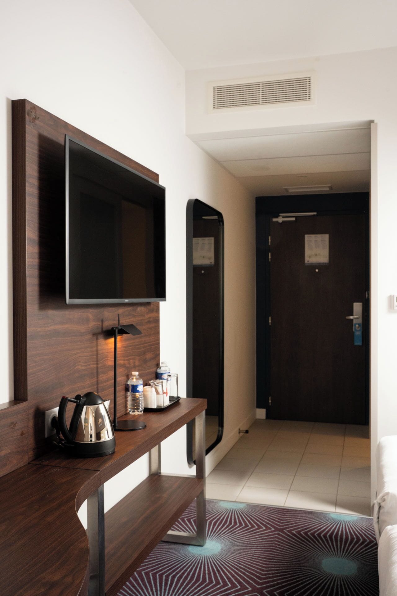 أغطية فراش متميزة وخزنة داخل الغرفة وبديكورات فريدة لكل غرفة