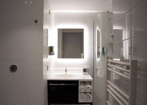 Een douche, gratis toiletartikelen, een haardroger, handdoeken